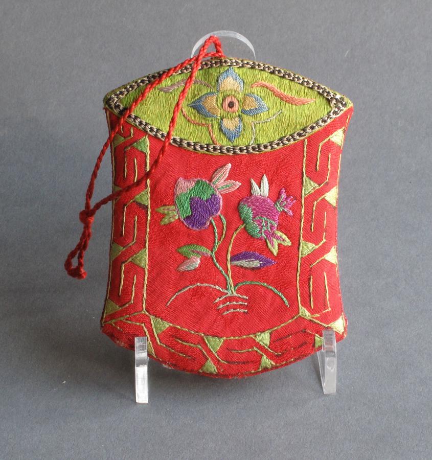 An attractive small Chinese silk purse/etui