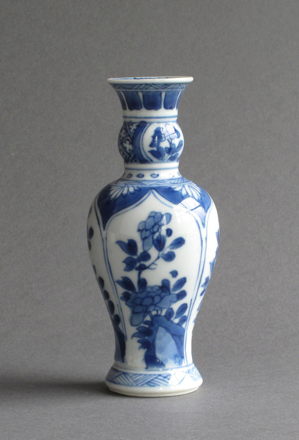 A good small Chinese vase, Kangxi