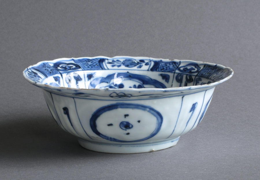 Chinese Ming Kraak klapmuts bowl