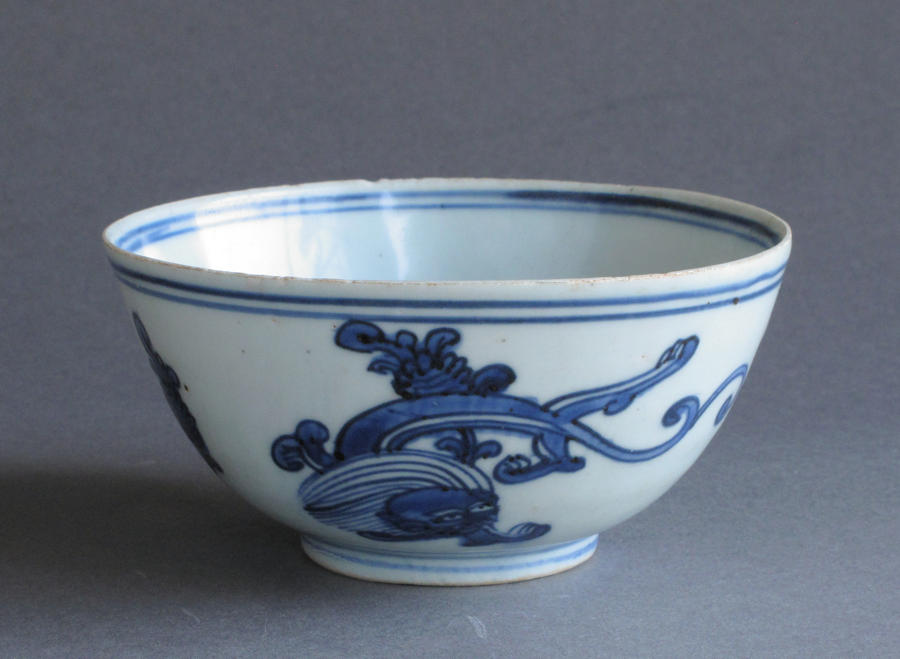 A Chinese late Ming bowl with chi dragons, early C17th