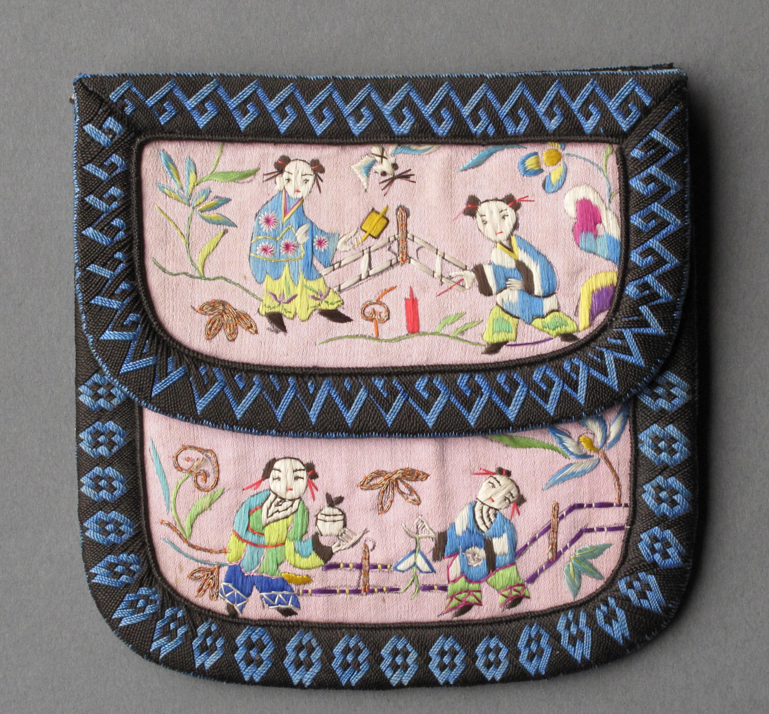 A charming Chinese silk 3-compartment purse with decoration of figures