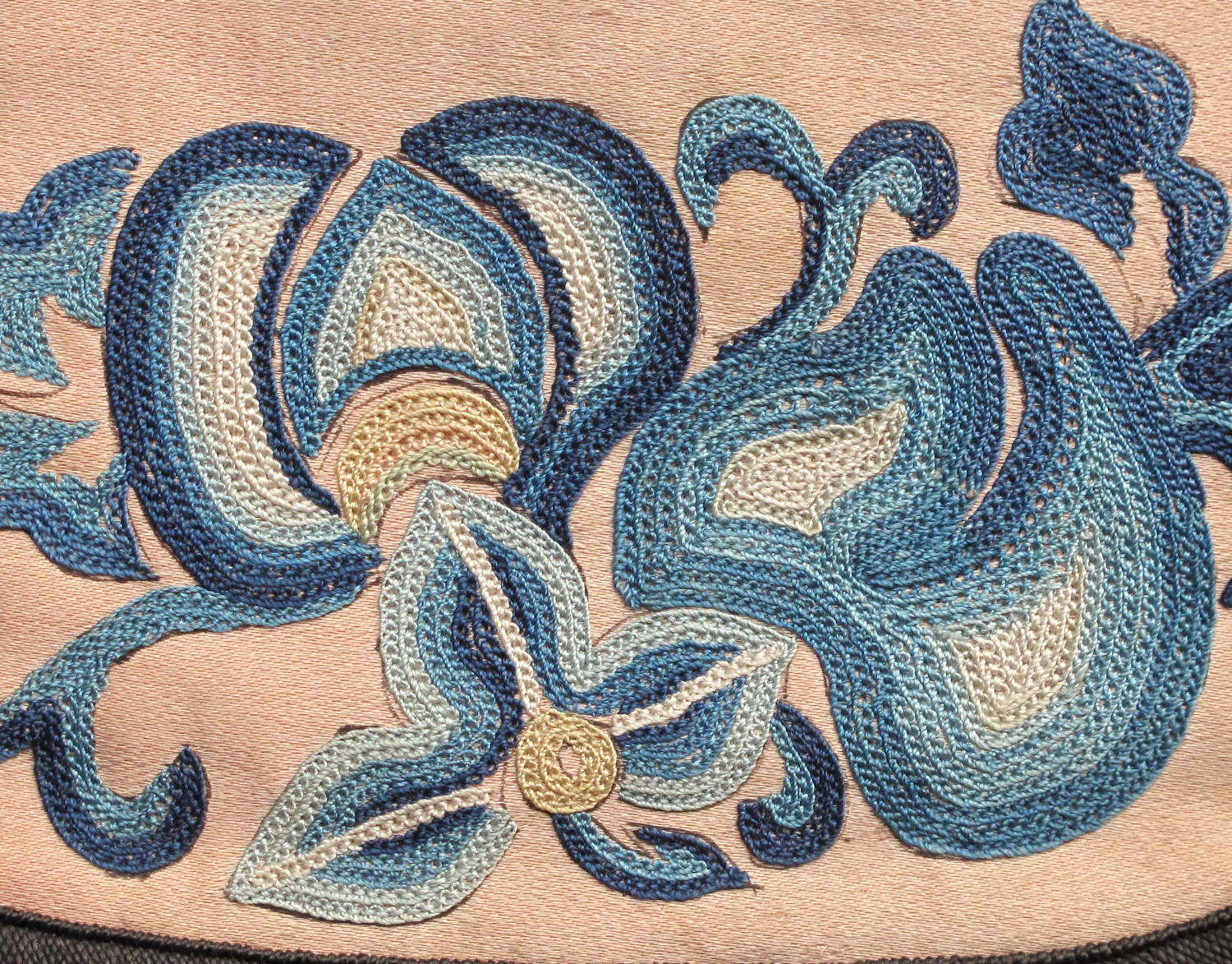 A good Chinese silk purse with blue flower decoration, late C19th
