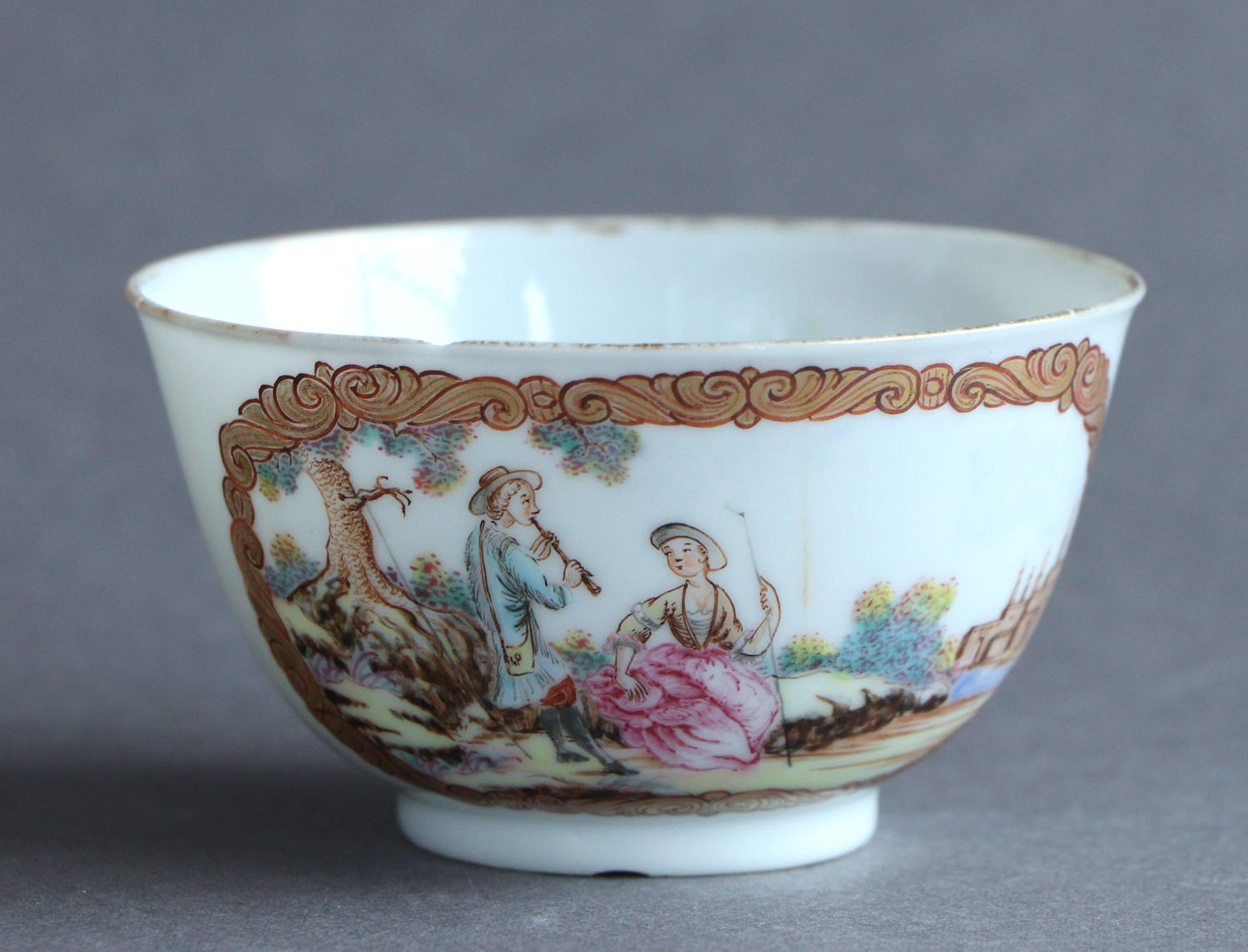 An unusual Chinese tea bowl with European subject, Qianlong