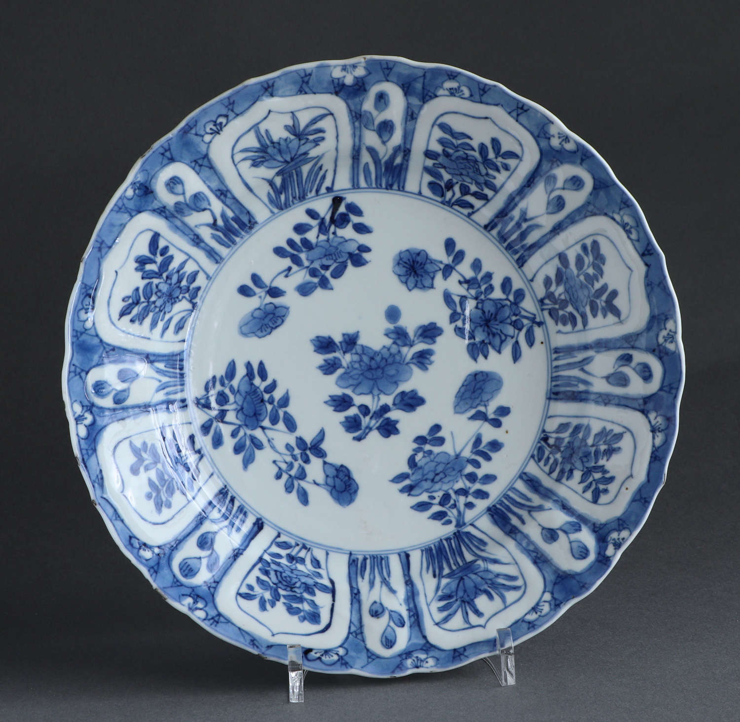 A Chinese underglaze blue plate, unusual mark, Kangxi