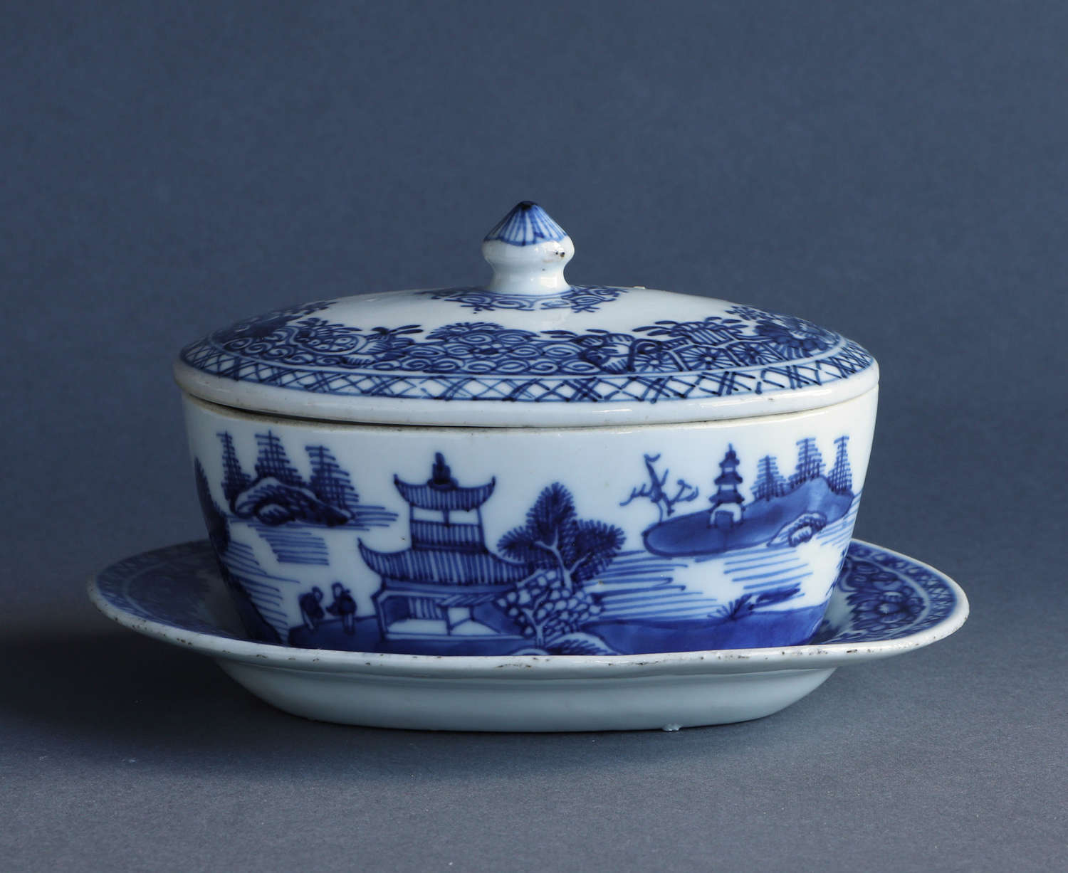 A Chinese export covered butter tub on stand, Qianlong or Jiaqing