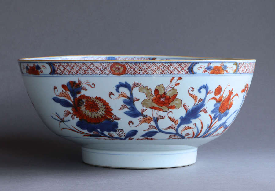 A large Chinese Imari bowl, Kangxi or Yongzheng