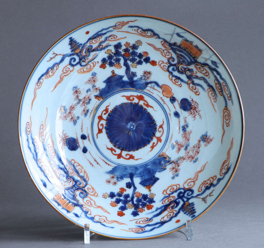 An attractively-decorated Chinese Imari dish, Kangxi
